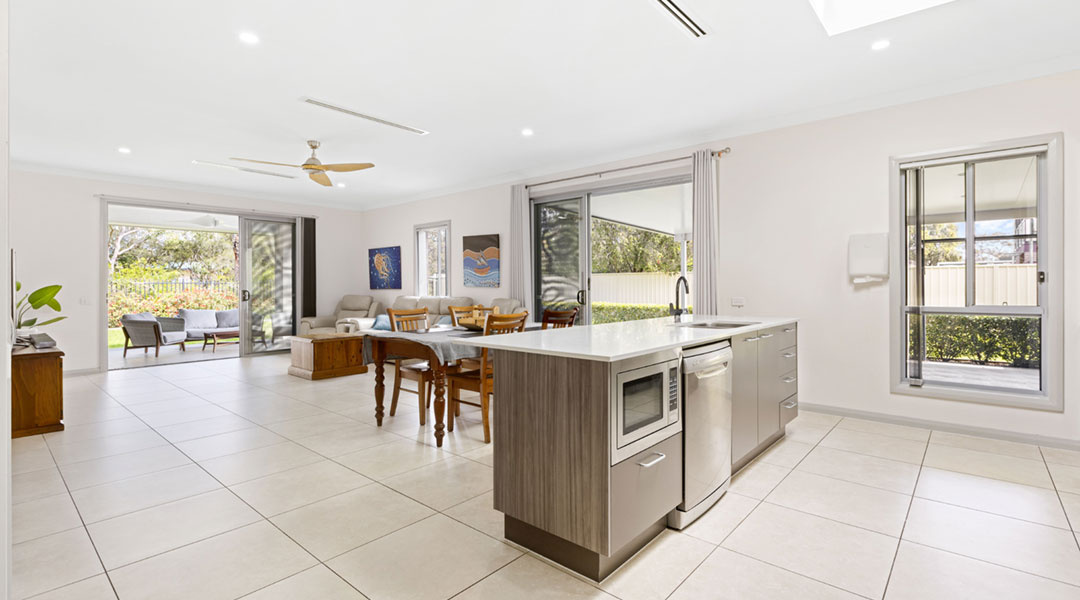 Sunnyfield Blue House - Kitchen Dining Room