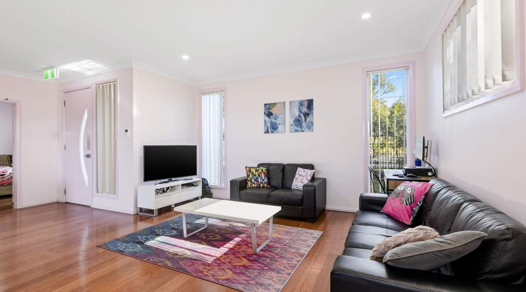 Living room - Main door - Couches - TV - windows